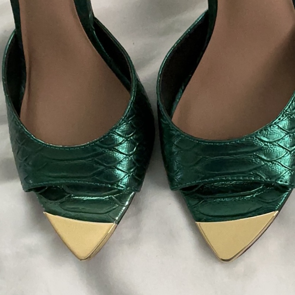 INC International Concepts Green Heels with Gold Tips - Picture 2 of 5